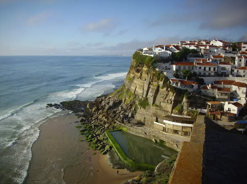 Aldeia das Azenhas do Mar sobre a falésia