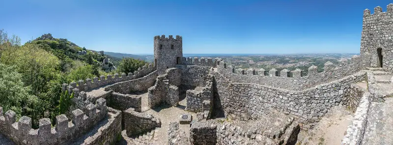 Muralhas do Castelo dos Mouros sobre os penedos da serra