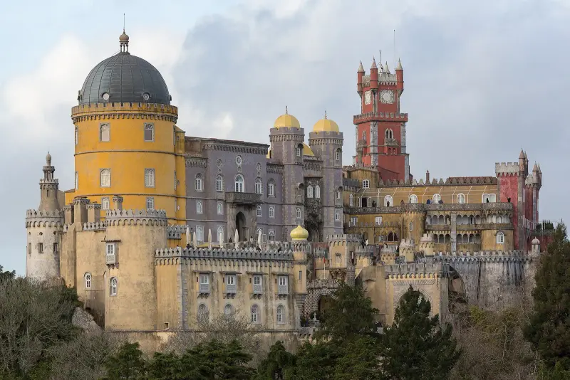 Palácio da Pena, vermelho e amarelo, no alto da serra de Sintra