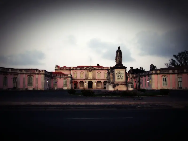 Largo do Palácio de Queluz com a estátua de D. Maria I