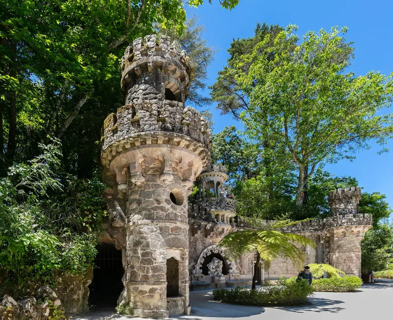 Palácio da Quinta da Regaleira entre a vegetação