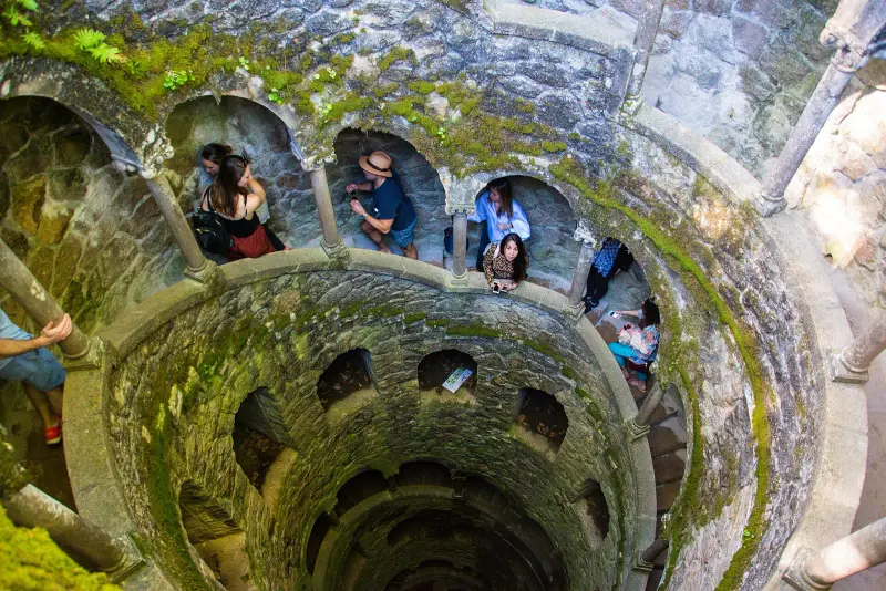 Escadaria em espiral do poço iniciático da Quinta da Regaleira