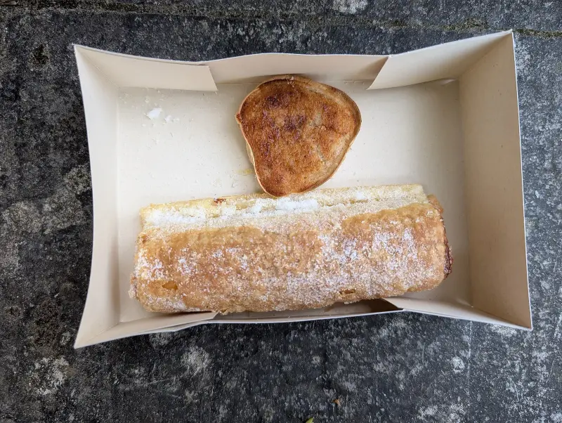 Travesseiro e queijada de Sintra numa pastelaria